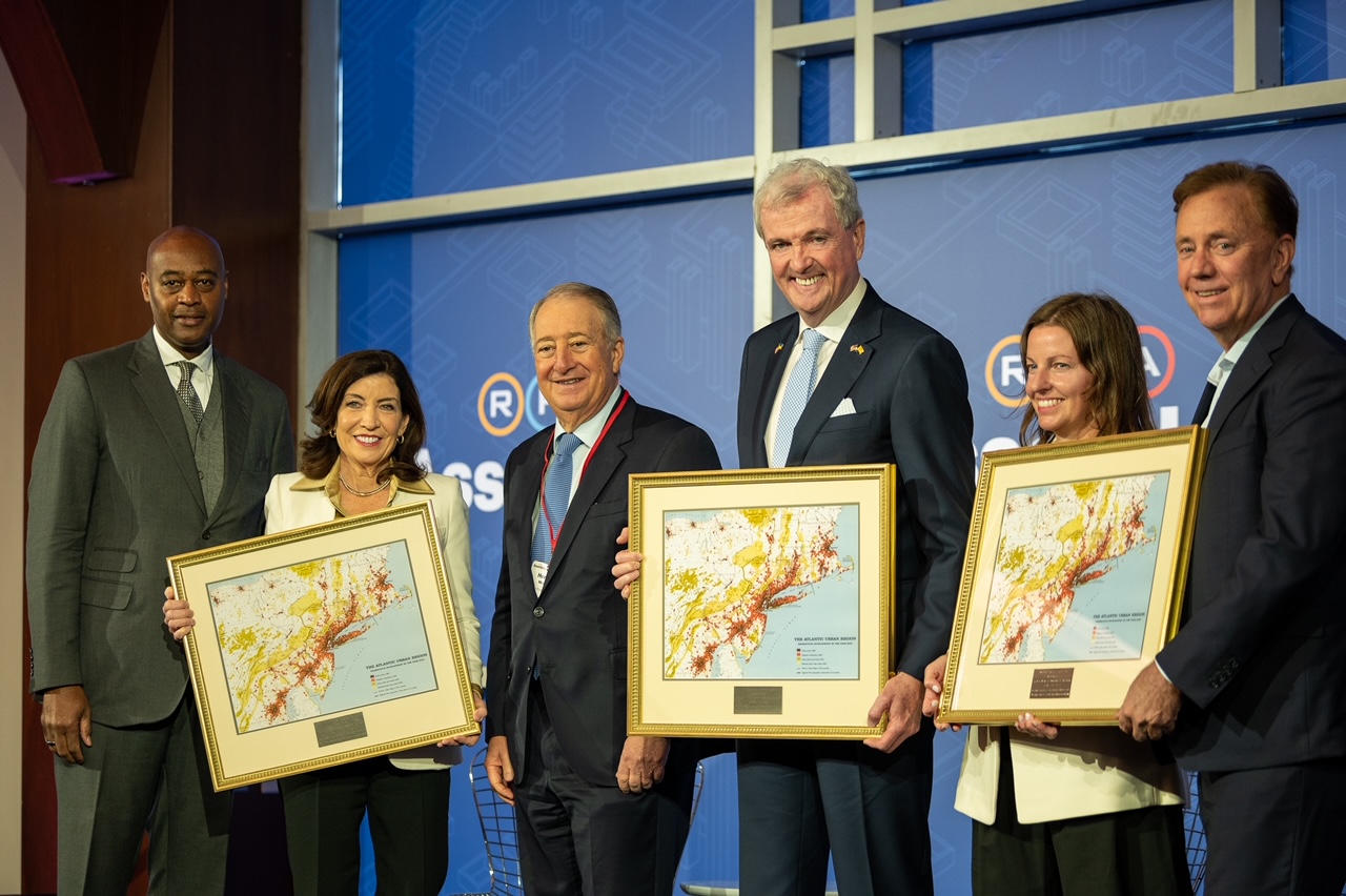 Pictured, from left to right: Ray McGuire, Chairman, RPA, Kathy Hochul, Governor of New York, Howard Milstein, Chairman of the RPA’s Committee on Critical Infrastructure, Phil Murphy, Governor of New Jersey, Kate Slevin, Executive VP, RPA, and Ned Lamont, Governor of Connecticut.